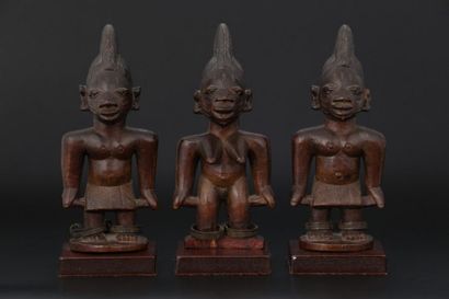 null NIGERIA YOROUBA Rare triplés IBEJI pour le culte des "jumeaux", 2 figurines...