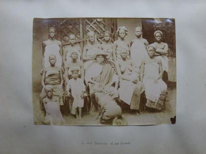 null Album de photos à couverture fantaisie de Lenègre

55 pages, 64 photos du Dahomey...