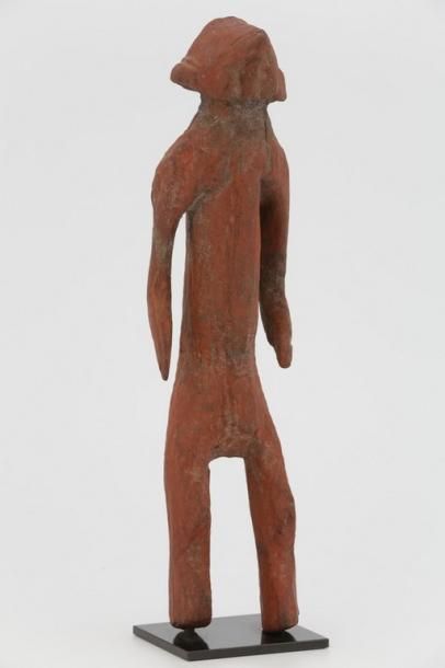 null NIGERIA CHAMBA Très ancienne statue en acacia rouge, les bras écartés du corps,...