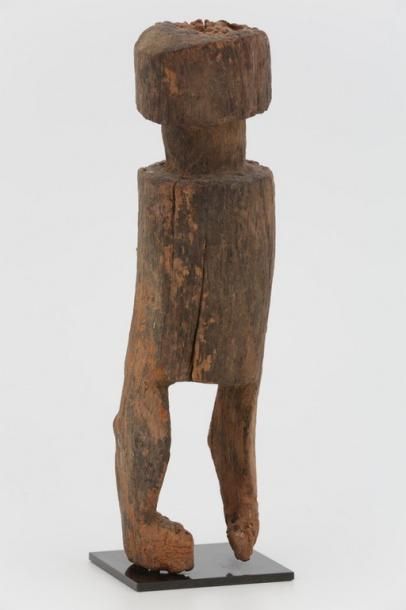 null TOGO TCHAMBA Statuette en bois à patine ravinée brune, cylindrique, sans bras

De...