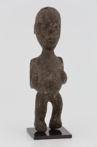 null CAMEROUN BAMILEKE Statuette de fertilité "Mu'po" à profonde patine crouteuse...