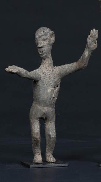 null CAMEROUN BANGWA Etrange statuette représentant un personnage les bras ecartés,...