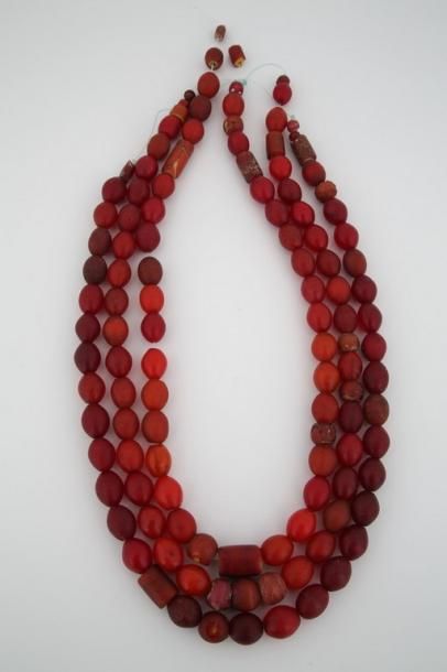 null NIGERIA IGBO Lot de 3 colliers de perles en pâte de verre rouge			Provenance:...