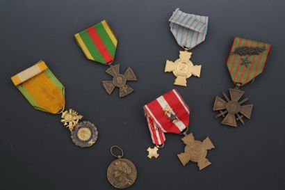 null LOT DE MEDAILLES MILITAIRES

Comprenant:

- 2 croix de guerre 1914-1915

- Croix...