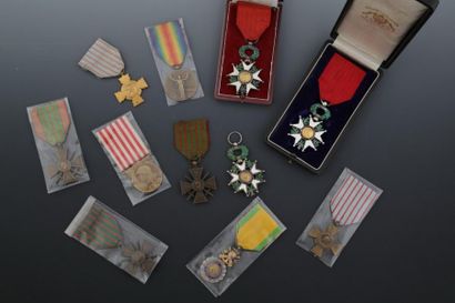 null LOT DE 11 DECORATIONS:

- 3 étoiles de la Légion d'Honneur Chevalier

- 2 croix...