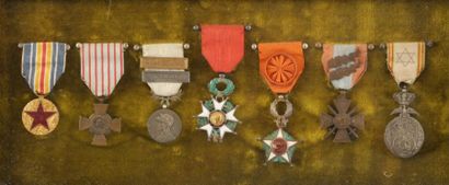 null SUITE DE 7 DECORATIONS dont :

Légion d'Honneur (Chevalier)

Croix de guerre

Nicham...