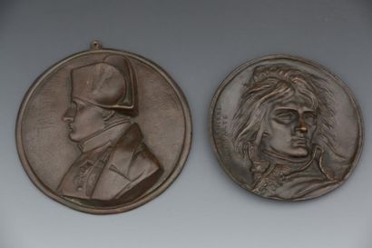 null LOT de 2 médaillons en bronze : 

-" Le Général BONAPARTE " d'après David d'Angers....