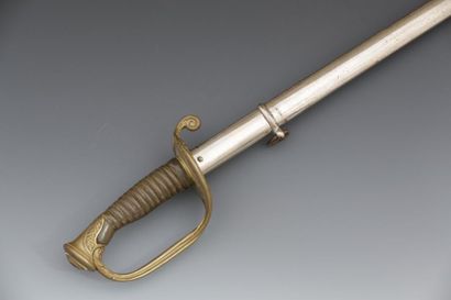 null SABRE D'OFFICIER D'INFANTERIE modèle 1855, allégé. 

Poignée en corne avec filigrane....