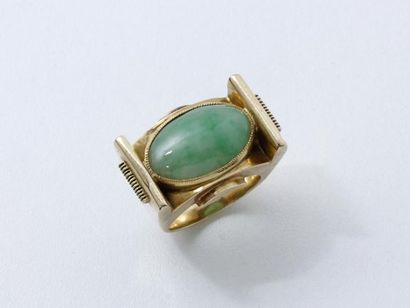 null Bague tank en or 750 millièmes ornée d'un cabochon de jade en serti clos. Vers...