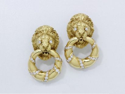 null FRED

Belle paire de clips d'oreilles en or sculpté décorés de têtes de lion,...