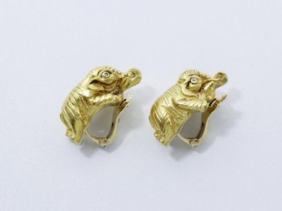 null Paire de clips d'oreilles en or sculpté décorés d'éléphants les yeux ponctués...