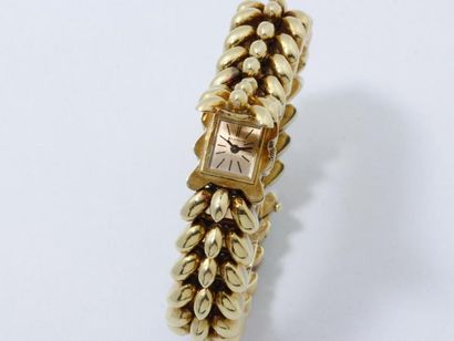 null BOUCHERON

Montre bracelet de dame en or 750 millièmes, cadran doré caché avec...