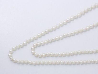 null Sautoir composé d'un rang de perles de culture d'environ 7.2 à 7.5 mm, agrémenté...