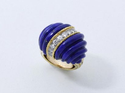 null FRED 

Bague en or 750 millièmes habillée d'un motif godronné en lapis lazuli...
