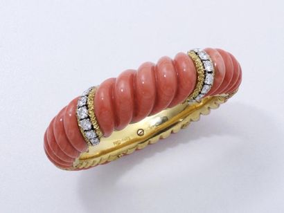 null FRED 

Élégant bracelet jonc ouvrant en or 750 millièmes habillé de motifs godronnés...