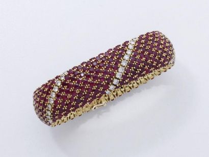 null Bracelet souple en or 750 millièmes pavé de rubis ronds facettés de belle couleur...