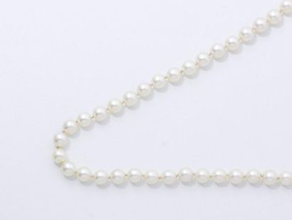 null Collier composé d'un rang de perles de culture d'environ 7.4 à 7.7 mm agrémenté...