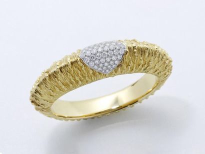 null FRED 

Bracelet jonc ouvrant en or sculpté 750 millièmes décoré d'un motif géométrique...
