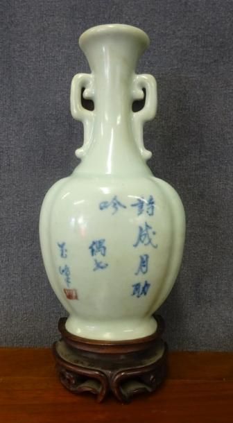 null CHINE de SUD INDOCHINE

Vase d'applique en porcelaine céladon avec calligraphies

Socle...
