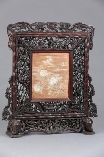 null CHINE DU SUD Fin du XIXème Siècle

Important écran en bois sculpté à riche décor...