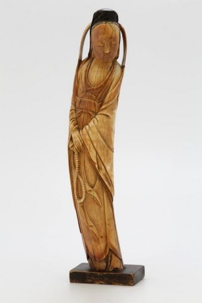 null CHINE Dynastie Ming (1368-1644)

Guanyin en ivoire sculpté et patiné tenant...