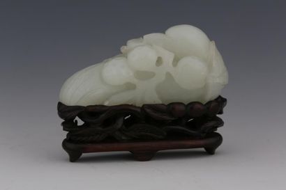null CHINE Epoque XIXème Siècle

Sujet en jade céladon sculpté d'un canard tenant...