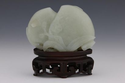 null CHINE

Groupe en jade céladon sculpté représentant deux pêches avec feuillage...