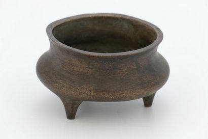 null CHINE Dynastie Qing (1644-1911)

Petit brûle-parfum tripode en bronze patiné...