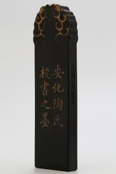 null CHINE

Pain d'encre avec calligraphies rehaussées de dorure et décor de chilong

H....
