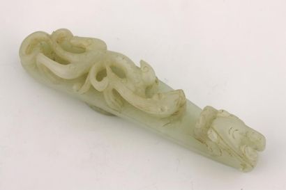 null CHINE XIXème Siècle

Large fibule en jade blanc sculpté d'une tête de dragon...