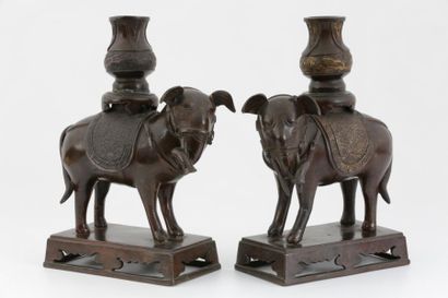 null CHINE XVIIème Siècle

Paire d'éléphants harnachés formant brûle-parfums en bronze...