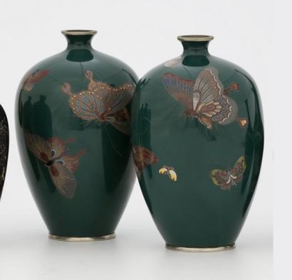null JAPON Période Meiji (1868-1912)

Paire de vases ovoïdes en cuivre et émaux cloisonnés...