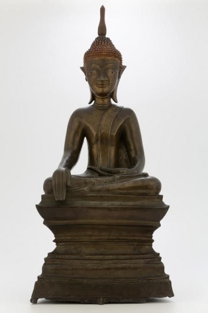 null LAOS XVIIème-XVIIIème Siècle

Grand bouddha en bronze patiné et doré assis sur...
