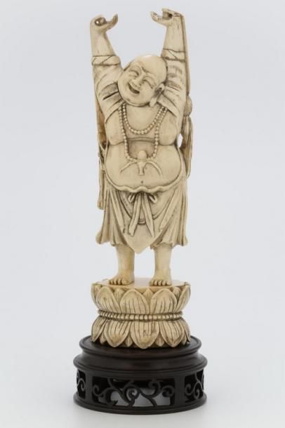 null CHINE Début du XXème Siècle

Putaï en ivoire sculpté représenté les bras levés...