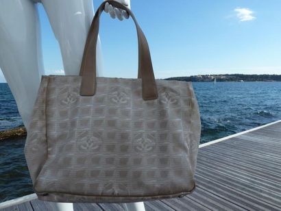 null CHANEL circa 2001

Sac cabas 33cm en nylon beige deux tons figurant le sigle...