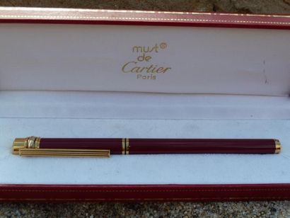 null Must de CARTIER

Stylo bille " Trinity " plaqué or et laque bordeaux. Coffret...