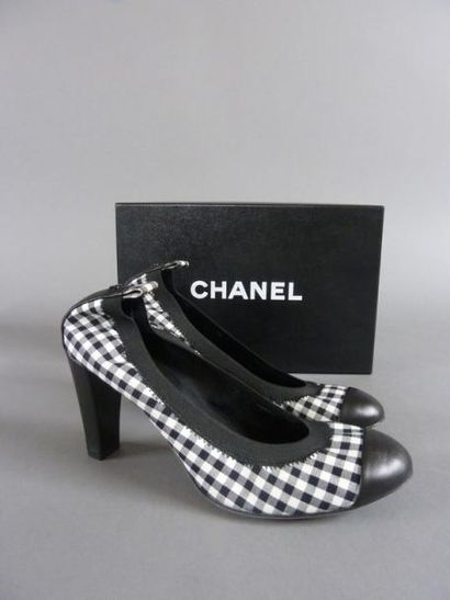 null CHANEL

Paire d'escarpins stretch en toile vichy noire, blanche et cuir agneau...