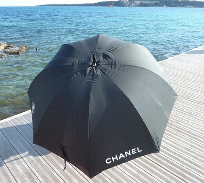 null CHANEL

Important parapluie de golf en nylon noir orné du nom de la Maison blanc,...
