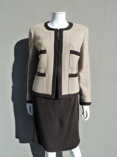 null CHANEL Boutique Collection Automne/Hiver 1996

Tailleur en laine chinée marron...
