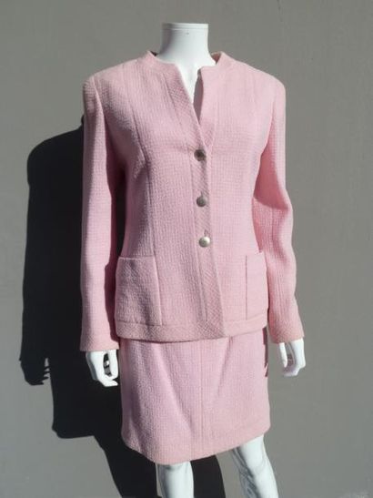null CHANEL Boutique Collection Printemps/Eté 1998

Tailleur en tweed bouclette rose...