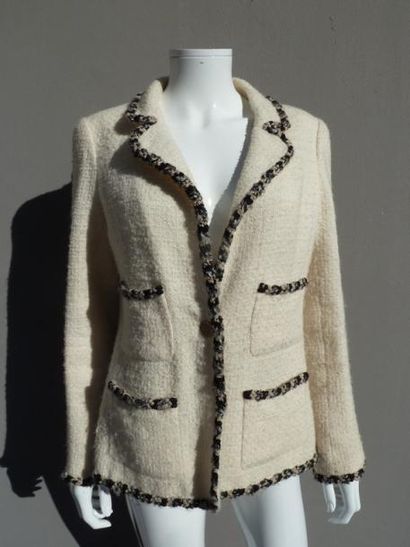 null CHANEL Collection Automne/Hiver 2006 

Passage n°6

Veste en tweed de laine...