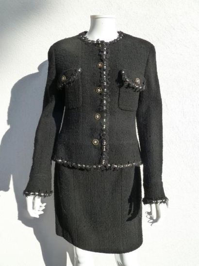 null CHANEL Boutique Collection Automne/Hiver 1994

Tailleur en tweed bouclette noir...