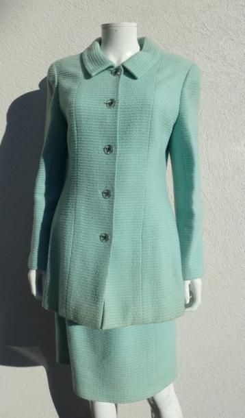 null CHANEL Boutique Collection Croisière 1997

Tailleur en tweed de laine bleu ciel...