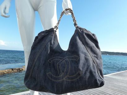 null CHANEL Collection Croisière 2008 "Los Angeles Airport"

Sac "Coco cabas" 43...