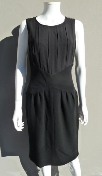 null CHANEL Boutique

Petite robe noire à effet de faux-deux-pièces, top sans manche...