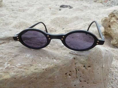 null CHANEL Collection Prêt-à-porter Printemps/Ete 1993

Paire de lunettes de soleil...