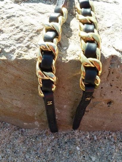 null CHANEL Paire de bracelets chaînes en métal doré entrelacées de cuir agneau noir....