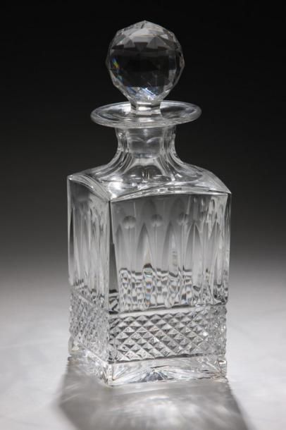 null SAINT-LOUIS MODELE TOMMY (Créé en 1928) - CARAFE A WHISKY EN CRISTAL taillé

H....