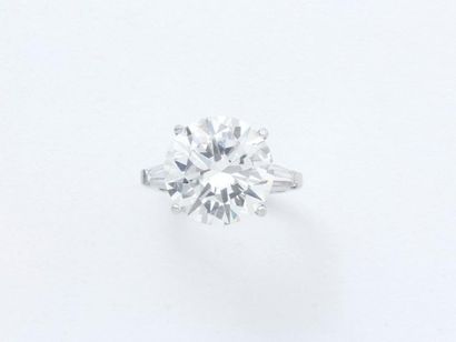 null Bague solitaire en platine 850 millièmes ornée d'un diamant brillanté en serti...