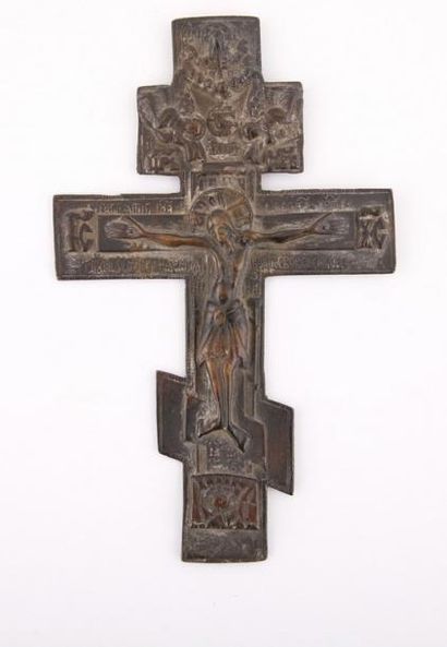 null Croix orthodoxe en bronze représentant le Christ crucifié. Usures.

Russie,...